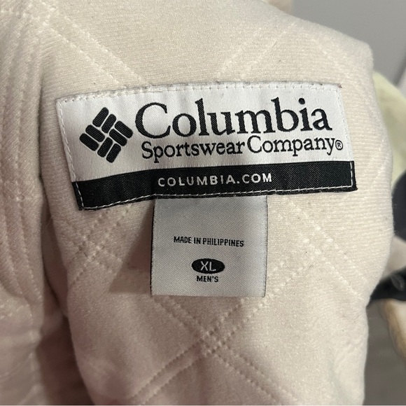 Columbia Hooded Black and Gray Ski/Snowboard Jacket with Reflective Strips - Picture 6 of 9